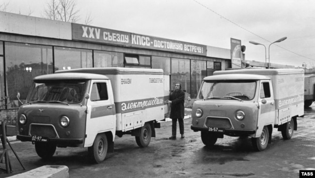Prototipet e furgonit elektrik transportues në Moskë në prill të vitit 1975.