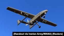 پرواز یک پهپاد ساخت ایران بر فراز مکانی نامشخص در رزمایش نیروهای مسلح کشور
