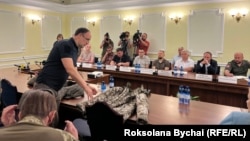 Міністр оборони Олексій Резніков, якого нардепи запросили на засідання, не прийшов. Був його заступник Денис Шарапов