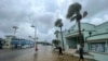 Ljudi hodaju poplavljenim ulicama nakon što je uragan Idalia prošao kroz Floridu 30. avgust 