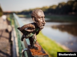 A statuette of artist Tivadar Csontvary Kosztka depicted ice skating on a railing in Uzhhorod. The painter spent several years of his youth in the city.