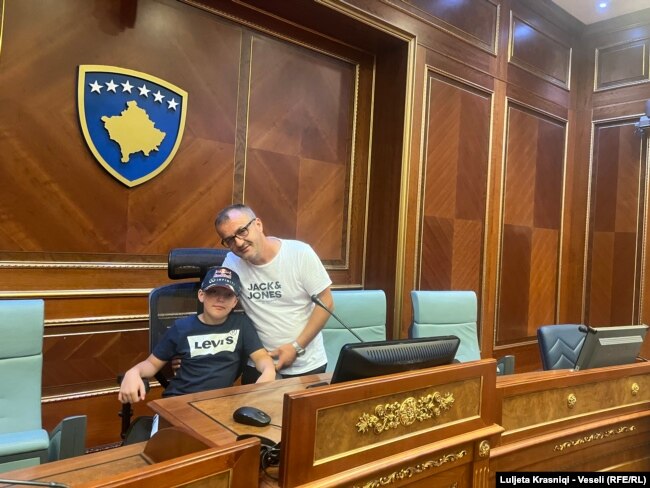 Mërgimtari Hysni Makovci me djalin e tij në sallën e Kuvendit të Kosovës