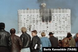 Орусия парламенти жайгашкан Ак үйдү аткылоо маалы. Маскөө. 04.10.1993.