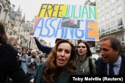 Stella Assange, gruaja e Julian Assange-it, duke protestuar bashkë me shumë njerëz tjetër, në kërkesën kundër ekstradimit të burrit të saj në SHBA.