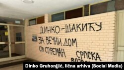 Pretnje novinaru Dinku Gruhonjiću ispisane na zgradi u kojoj živi, 21. mart 2024. 