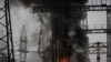 Дим і вогонь біля високовольтної лінії на місці російського ракетного удару під час атаки України поблизу Харкова, 22 березня 2024 року