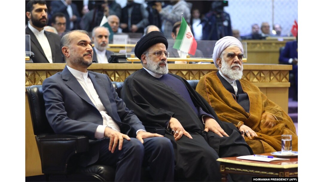 Ministrul de Externe iranian, Hossein Amir-Abdollahian (S), alături de președintele Ebrahim Raisi.