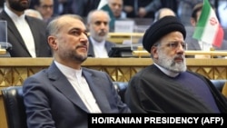 Външният министър Хосеин Амир-Абдолахян (вляво) заедно с президента на Иран Ебрахим Раиси, 23 декември 2023 г.