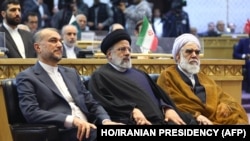 23 decembrie 2023, Ebrahim Raisi (centru), ministrul de Externe, Hossein Amir-Abdollahian (stânga) și șeful sistemului judiciar iranian, Gholam Hossein Mohseni-Ejei, la Teheran, la conferința despre Palestina.