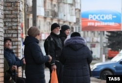 Горожане на автобусной остановке на улице Богдана Хмельницкого. Мелитополь, февраль 2023 года