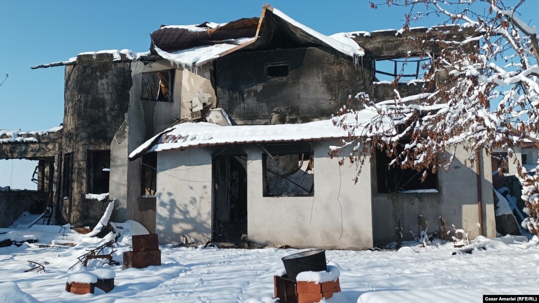 Ruinele casei în care trăia familia Iliescu din Crevedia le amintesc celor zece membri, zi de zi, tragedia din 26 august. Fosta casă ar putea fi demolată în primăvară. Nu se știe însă când și dacă își vor putea vindeca traumele.