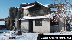 Ruinele casei în care trăia familia Iliescu din Crevedia le amintesc celor zece membri, zi de zi, tragedia din 26 august. Fosta casă ar putea fi demolată în primăvară. Nu se știe însă când și dacă își vor putea vindeca traumele.