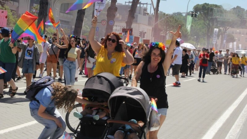 Dy nëna LGBT në Shqipëri: Të kërcënuara dhe në betejë për t’u regjistruar si familje