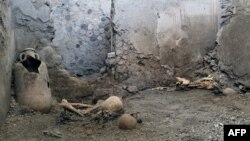 "Otkriće ova dva skeleta nam pokazuje da još trebamo mnogo da proučimo i uradimo još iskopavanja", rekao je italijanski ministar kulture, Gennaro Sangiuliano (Pompeji, 16. maj 2023.)