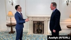 Дэвид Кэмерон "Азаттыкка" маек берип жатат. 22-апрель, 2024-жыл. Бишкек 
