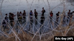 Președintele SUA, Joe Biden, a decis să închidă parțial granița cu Mexicul pentru a preveni intrarea migranților care cer azil. 