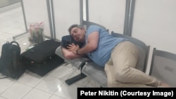 Nikitin je već drugi dan na beogradskom aerodromu nakon što mu je 13. jula odbijen ulazak u Srbiju