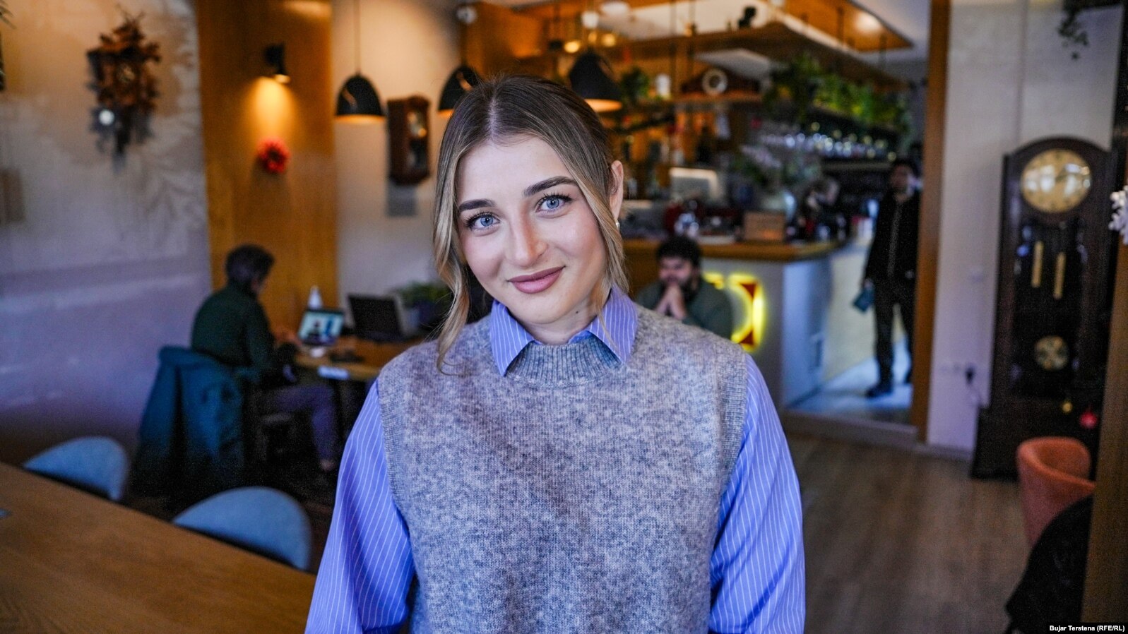 Loresa Dragusha, në kafenenë ku zakonisht punon në Prishtinë.