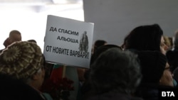 Общината в Пловдив не е тръгнала да демонтира Альоша, но протестиращи вече има