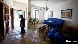 Жена в наводнение си апартамент в Тоскана