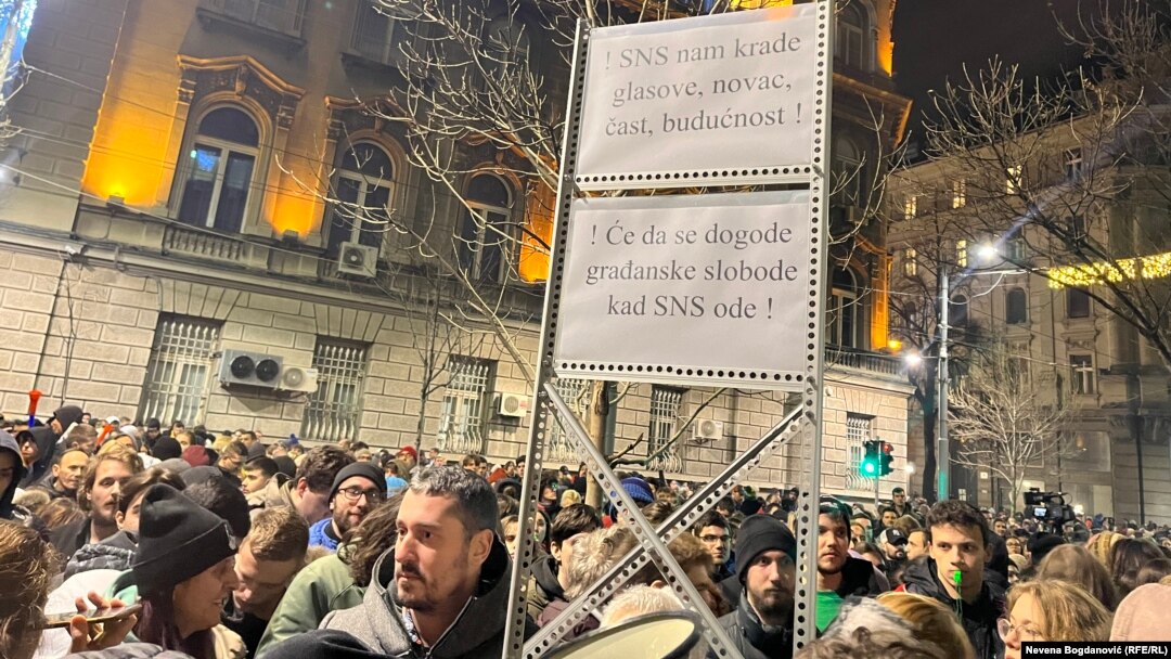 La Belgrad, opoziția politică a organizat proteste care condamnă oi presupusă fraudă electorală la alegerile parlamentare din Serbia. Belgrad, 18 decembrie 2023