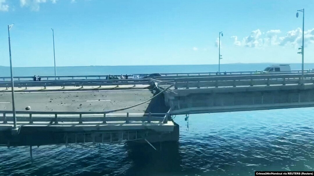 Повреден участък от Кримския мост, който се наклони настрани в резултат на удара. Екранна снимка от видео