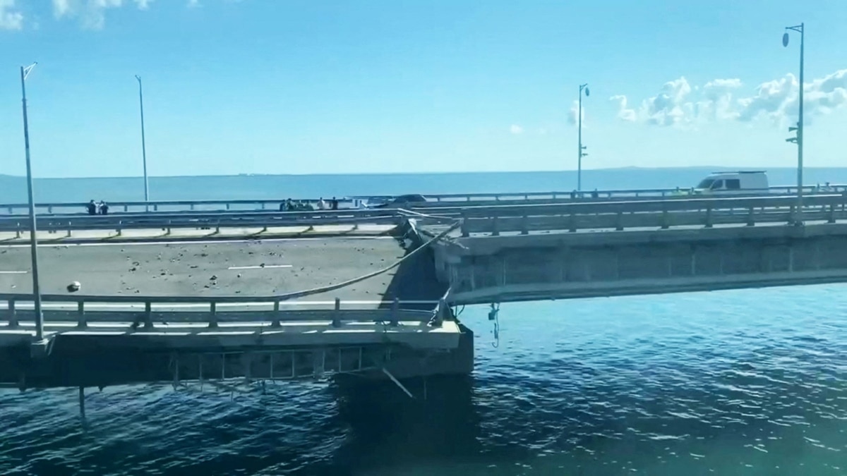 On the Krymsky bridge, “reversible” traffic of cars is open