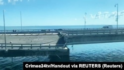 Поврежденный участок Керченского моста после удара 17 июля 2023 года, скриншот из видео