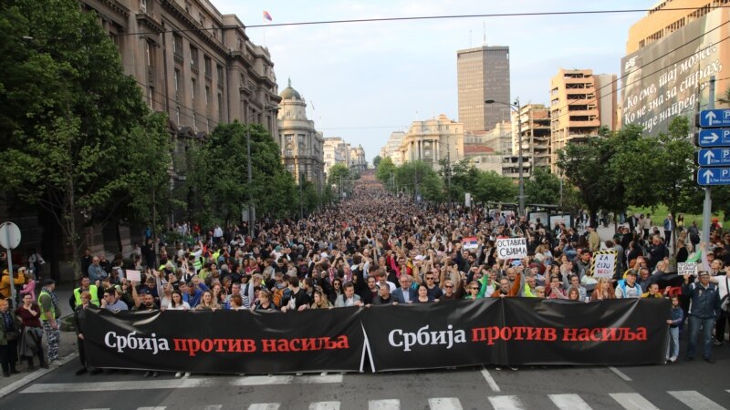 У Сэрбіі прайшоў шматтысячны мітынг: пратэстоўцы незадаволеныя дзеяньнямі ўладаў пасьля 2 выпадкаў страляніны