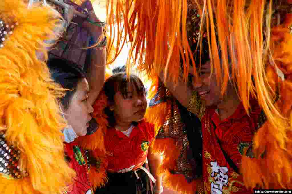 Deca obučena u kostime spremaju se za ples zmaja u okviru proslave početka Lunarne godine u Kalkuti, Indija, 10. februar 2024.