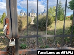  Огромната сграда, наречена 