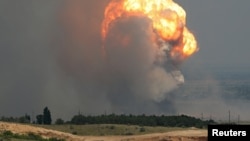 Дым и пламя от взрыва во время пожаре на военном полигоне в Кировском районе оккупированного Россией Крыма, 19 июля 2023 года