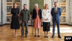 Украинския президент Володимир Зеленски и съпругата му Олена Зеленска (втората в дясно), бяха приети от кралица Маргрете II, принц Фредерик и принцеса Мери в Залата на рицарите в замъка Кристиансборг на 21 август 2023 г.