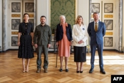 Danemarca coordonează grupul de țări donatoare de avioane F-16 pentru Ucraina. Președintele ucrainean Volodimir Zelenski și soția sa Olena în audiență la Regina Margrethe, Prințul Frederik și Prințesa Mary. Copenhaga, Danemarca, 21 august 2023/ foto: președinția ucraineană/AFP