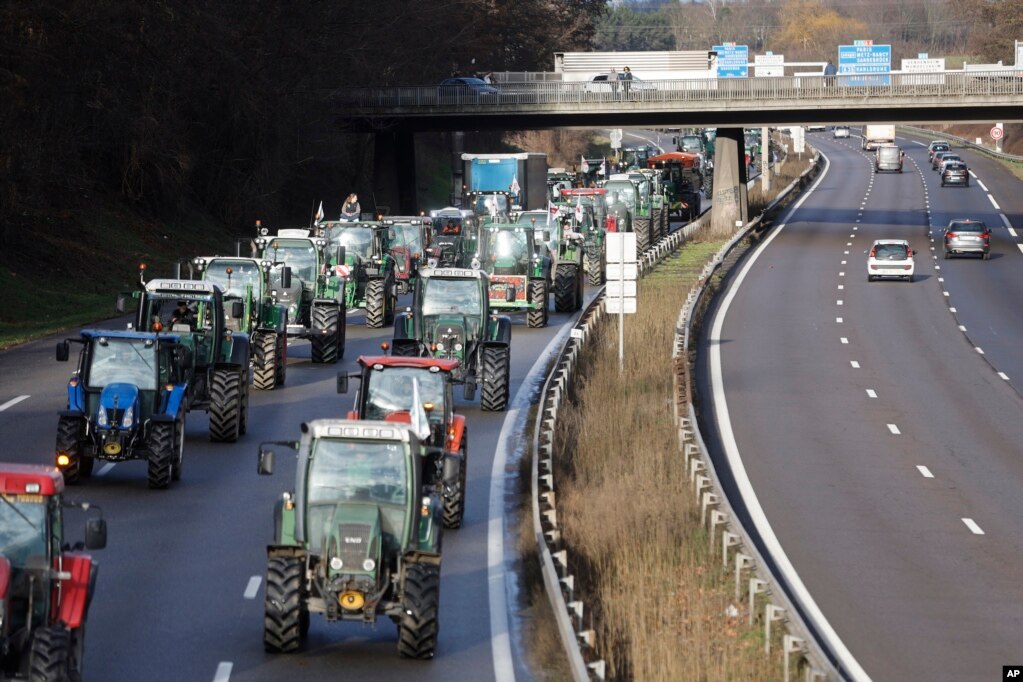 Fermerët ngasin traktorët në autostradë, pranë Strasburgut, më 24 janar 2024 në Francë.