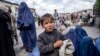 Žene i dječak prose milostinju ispred džamije tokom ramazana u Kabulu, mart 2023. 