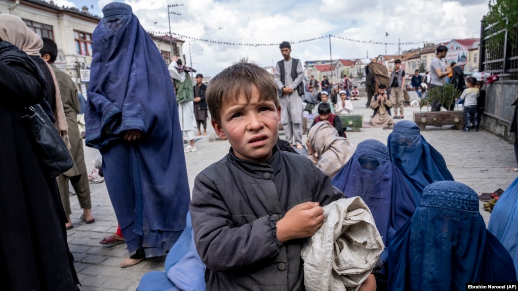 A woman and boy beg for alms outside a mosque during Ramadan in Kabul. (file photo)
