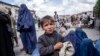 Një djalë dhe disa gra duke kërkuar lëmoshë jashtë një xhamie gjatë Ramazanit në Kabul - Fotografi nga arkivi.