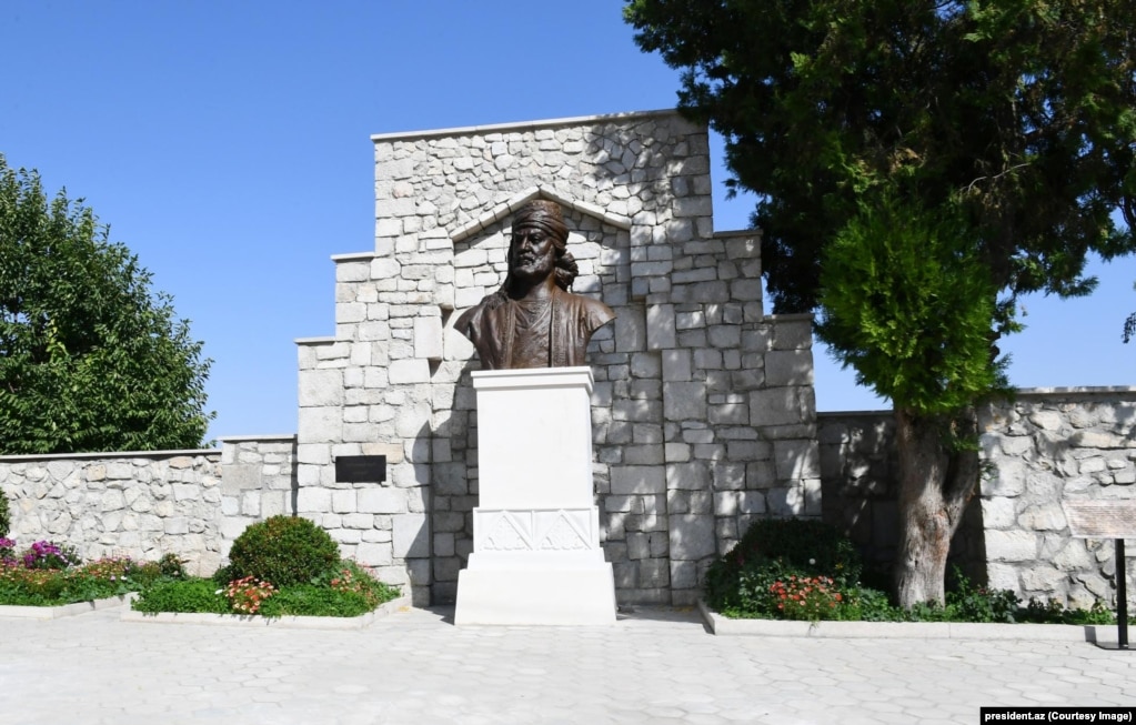 Një bust i poetit azerbajxhanas Molla Panah Vagif pas zbulimit të tij në Shusha në gusht 2021.