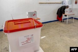 عکسی که خبرگزاری فرانسه از یک مرکز اخد رای در تونس منتشر کرد