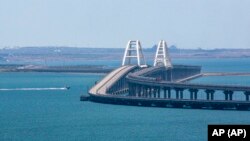 Вранці 17 липня російський голова Криму Сергій Аксьонов заявив, що рух на Керченському (Кримському) мосту зупинено