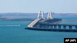 Teretni voz saobraća po šinama Krimskog mosta koji povezuje rusko kopno i poluostrvo Krim preko Kerčkog moreuza nedaleko od Kerča, na Krimu, 17. jula 2023. godine. Ilustrativna fotografija