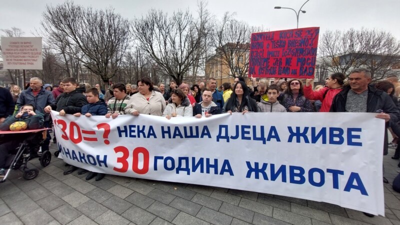 Roditelji djece s poteškoćama u razvoju s protesta u Banjaluci protiv ukidanja pomoći