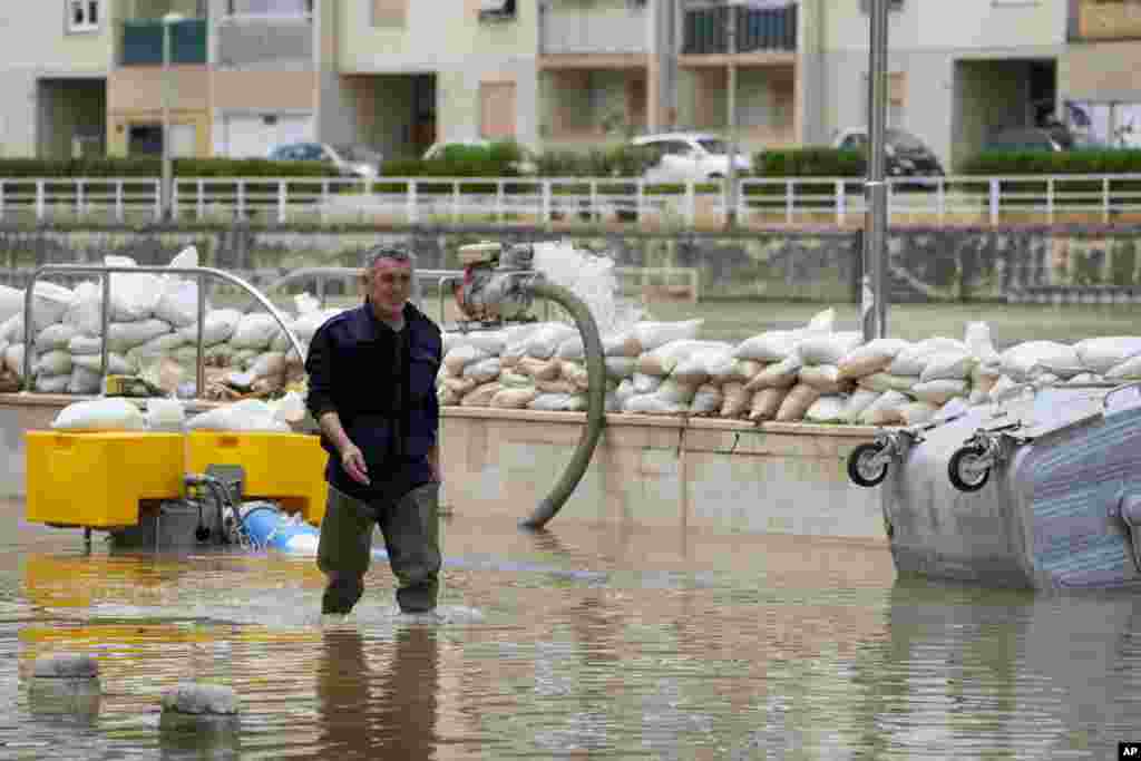 Një anëtar i mbrojtjes civile duke ecur nëpër ujëra nga përmbytjet në Obrovac, Kroaci.