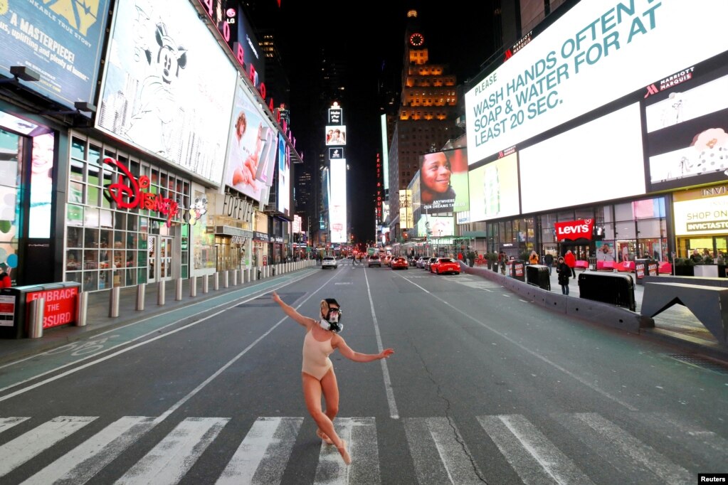 Balerina dhe interpretuesja Ashlee Montague e Nju Jorkut e veshur një maskë gazi ndërsa vallëzon në Times Square gjatë pandemisë me COVID-19,&nbsp; Manhattan, New York City, SHBA, mars 2020.