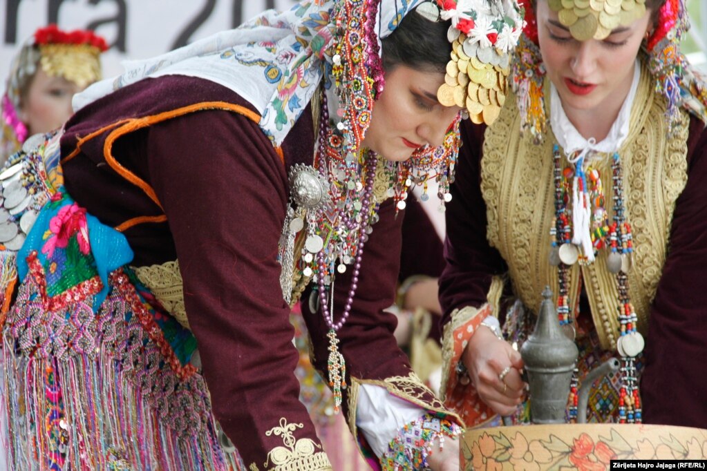 Disa gra me veshjen tradicionale të Lumës gjatë edicionit të sivjetmë të manifestimit &quot;Takimet e Lumës së Epërme&quot;.&nbsp;