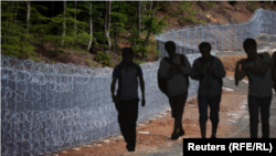 Колаж със силуетите на мигранти на фона на българската граница