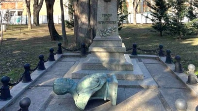 На фона на десетилетни спорове за съветските паметници в България