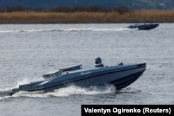 Українські безпілотні морські кораблі Magura V5 на воді під час виставки військової техніки та озброєнь, квітень 2024 року