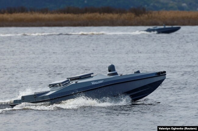 Українські безпілотні морські кораблі Magura V5 на воді під час виставки військової техніки та озброєнь, квітень 2024 року